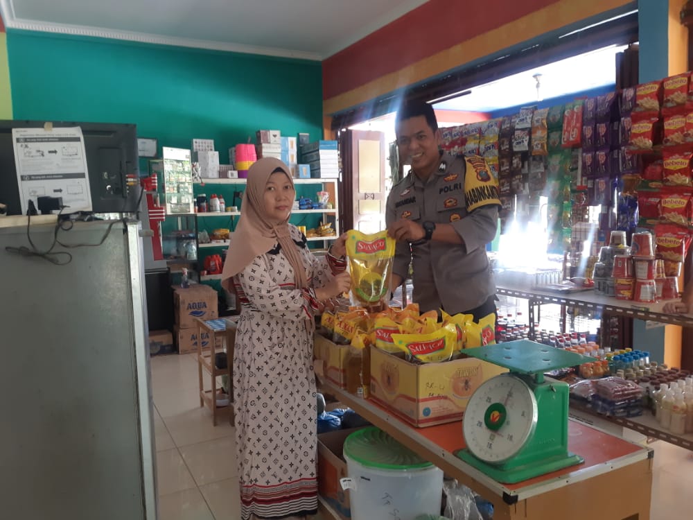 Survei kelangkaan Minyak Goreng, Bhabinkamtibmas Polsek Air Batu Cek Harga di Lapangan