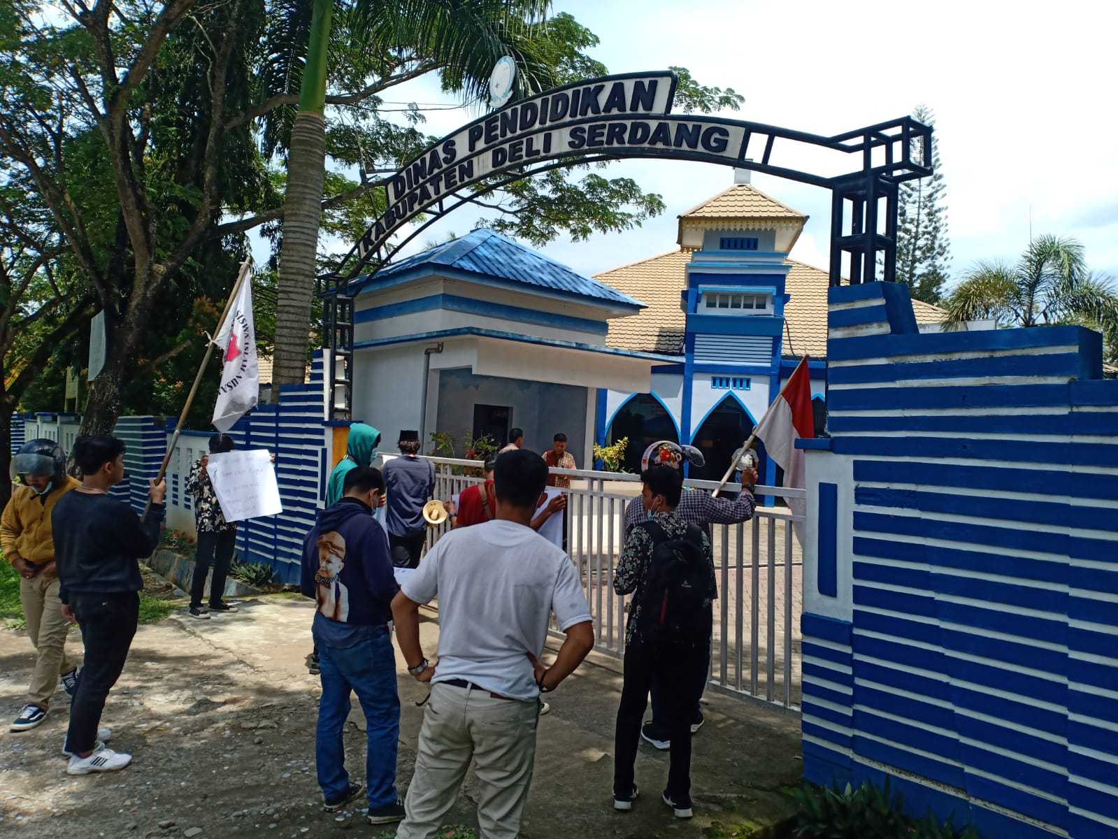 Polisi Bubarkan Paksa Pengunjukrasa di Dinas Pendidikan Deliserdang, 2 Mahasiswa Cidera