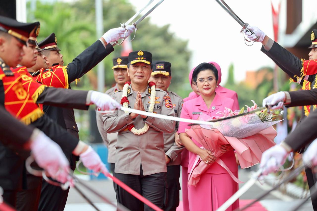 Suasana Haru Saat Tradisi Pedang Pora Mengiringi Pelepasan Irjen Pol Nico Afinta
