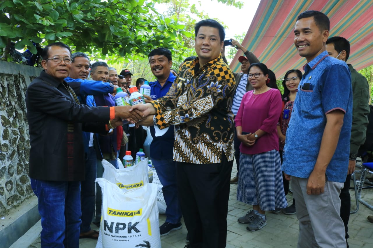 Bupati Samosir Serahkan Bantuan Pertanian Berupa Bibit dan Pupuk.