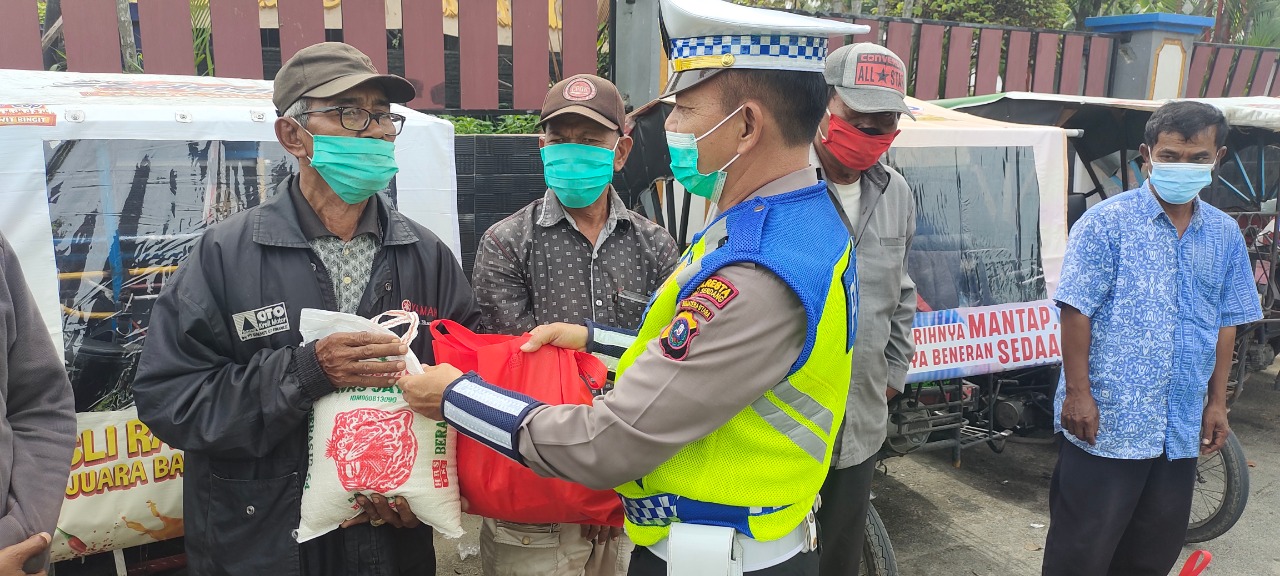 Sat Lantas Polresta Deli Serdang Bagikan Bansos Kepada Masyarakat Yang Terdampak Kenaikan Harga BBM