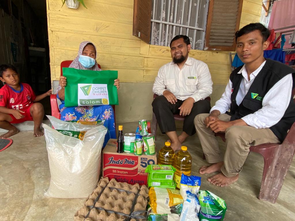 Biasa Makan Hanya Nasi Putih, Nek Sudarti Haru Terima Paket Sembako DDW