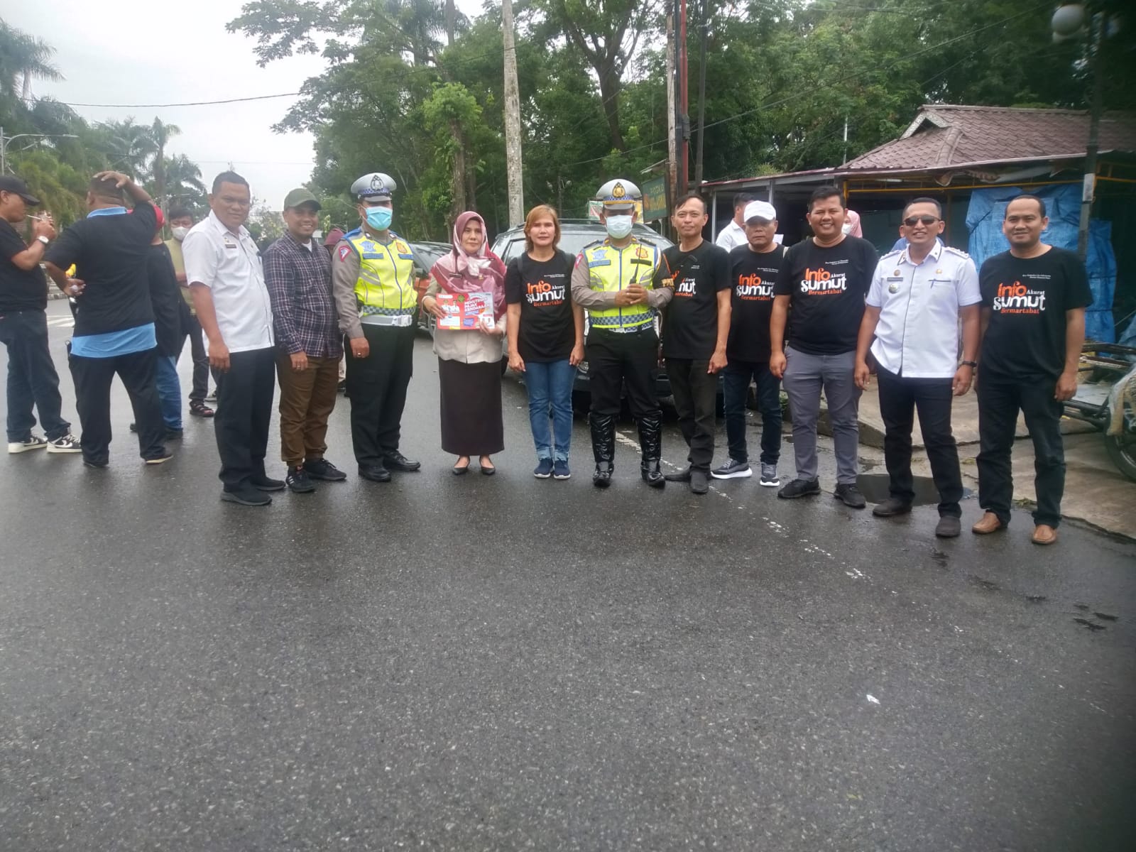 Forum Wartawan Pemprov Sumut Bagi Brosur Sosialiasi Pemutihan Pajak Kendaraan Bermotor di Kota Siantar