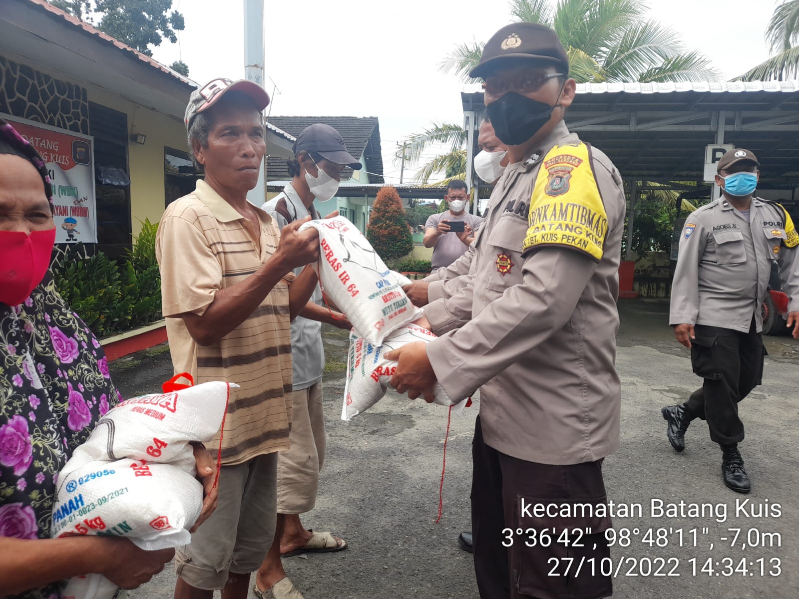 Polsek Batang Kuis Polresta Deli Serdang Bagikan Bansos Kepada Masyarakat Yang Terdampak Kenaikan Harga BBM