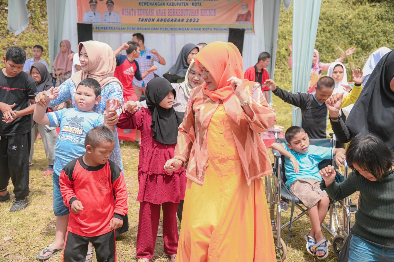 Wakil Ketua TP-PKK Padang Sidempuan Ny. Linda Arwin Siregar membuka kegiatan pengembangan komunikasi, informasi dan edukasi pemenuhan hak anak