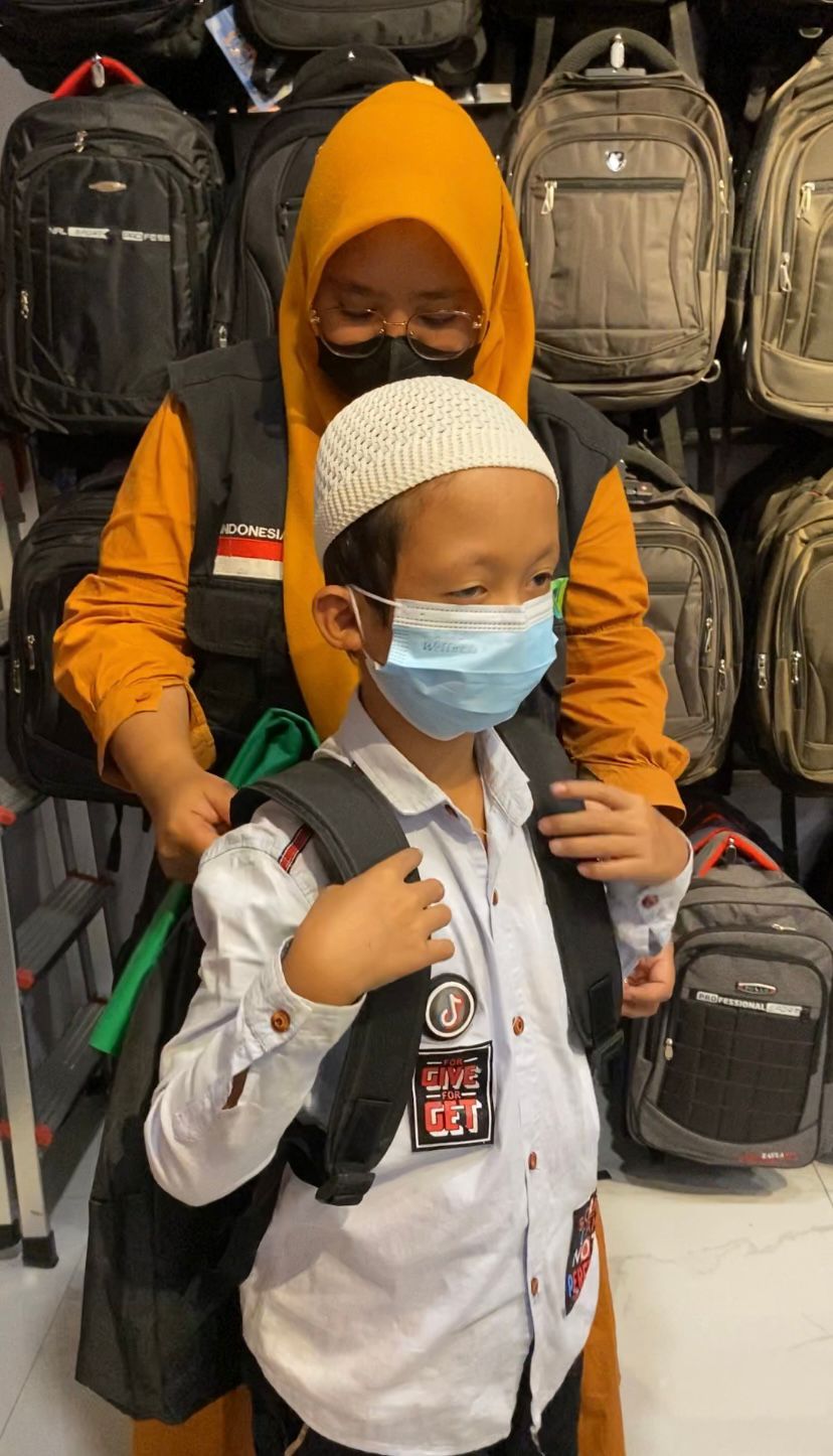 Dari Belanja Bersama Yatim, Tas Putra yang Sobek Kini Berganti Baru