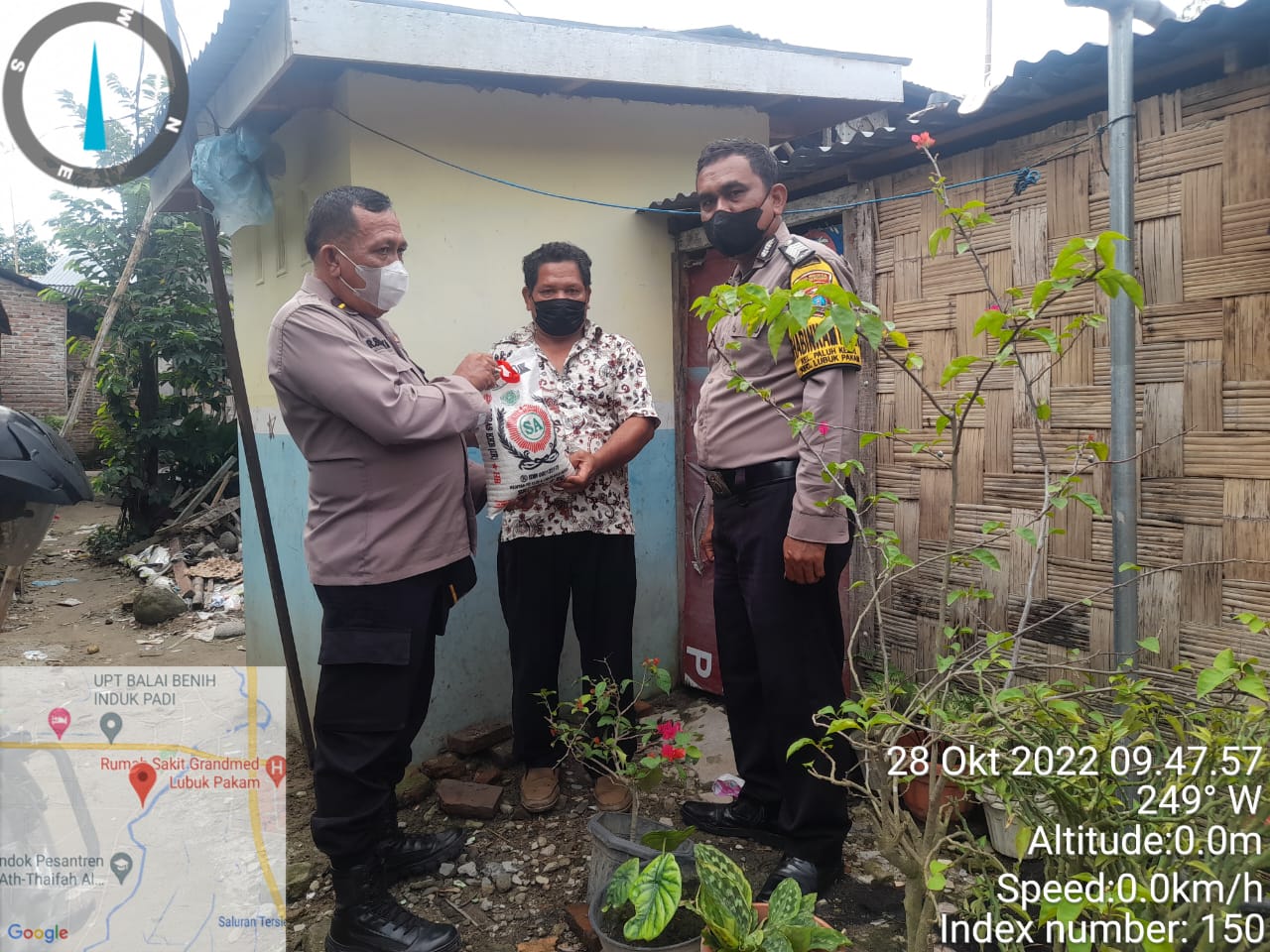 Polsek Lubuk Pakam Bagikan Bansos Kepada Masyarakat Yang Terdampak Kenaikan Harga BBM