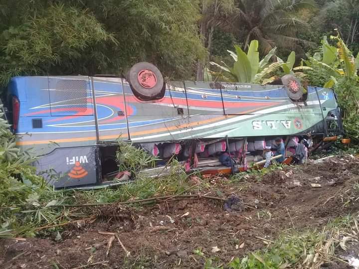 Akibat Oleng Bus ALS di Desa Aek Badak Tapsel Terperosok Masuk Jurang