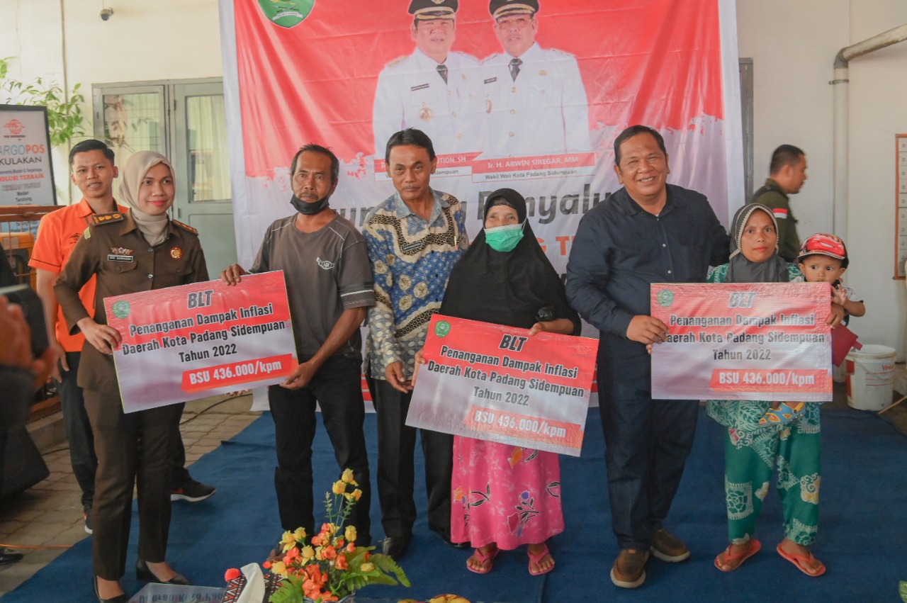 Wali Kota Padang Sidempuan Irsan Efendi Nasution secara resmi me-launching penyerahan bantuan langsung tunai (BLT)