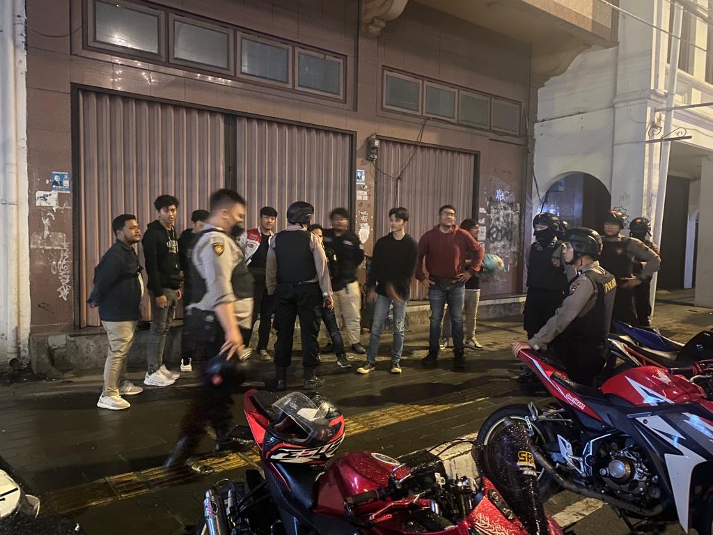 Sat Samapta Polrestabes Medan dan BKO Poldasu Bubarkan Kerumunan Anak Muda Mudi Ngumpul
