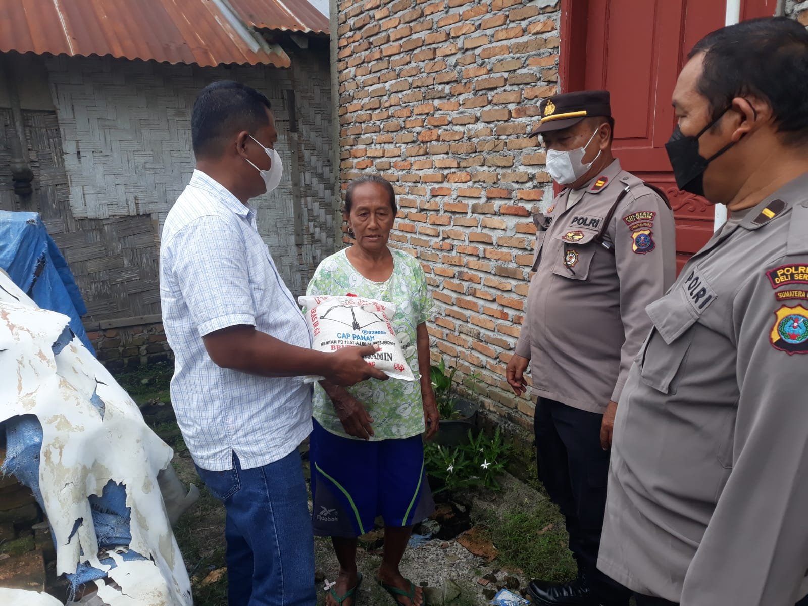 Polsek Beringin Polresta Deli Serdang Bagikan Bansos Kepada Masyarakat Yang Terdampak Kenaikan Harga BBM
