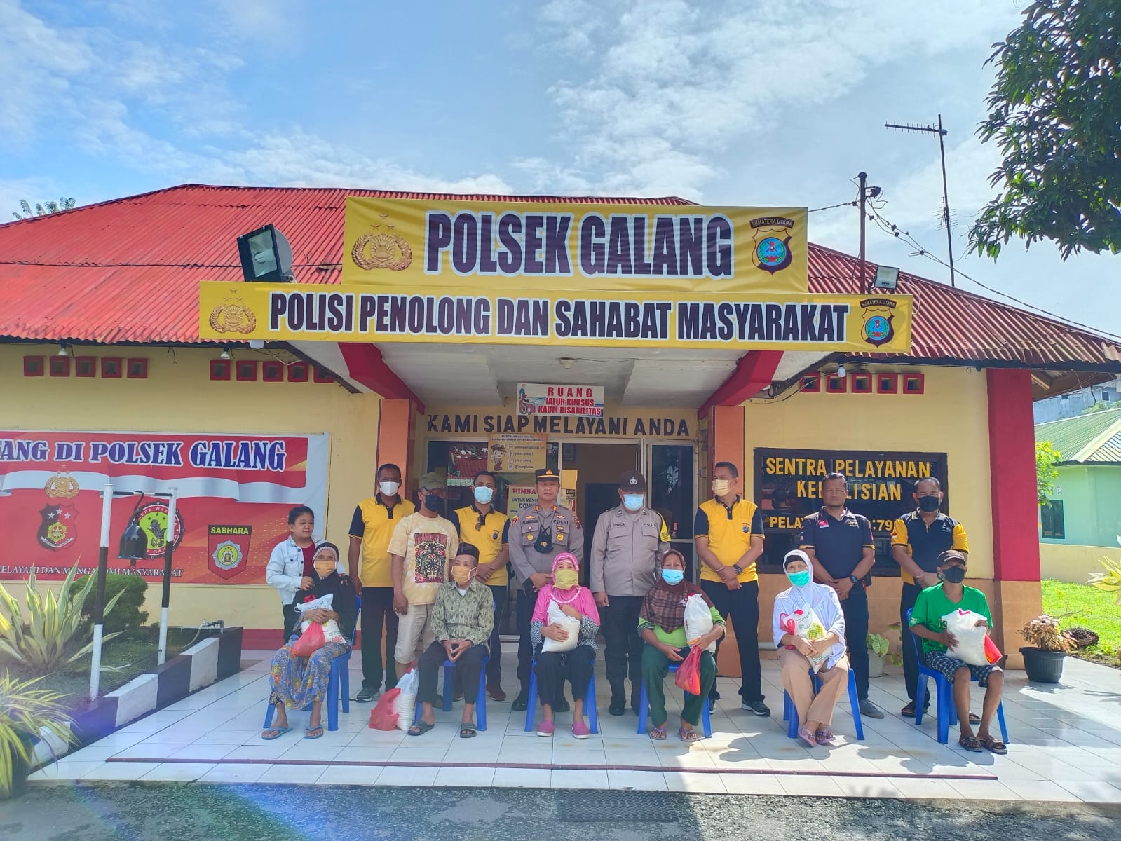 Polsek Galang  Polresta Deli Serdang Bagikan Bansos Kepada Masyarakat Yang Terdampak Kenaikan Harga BBM