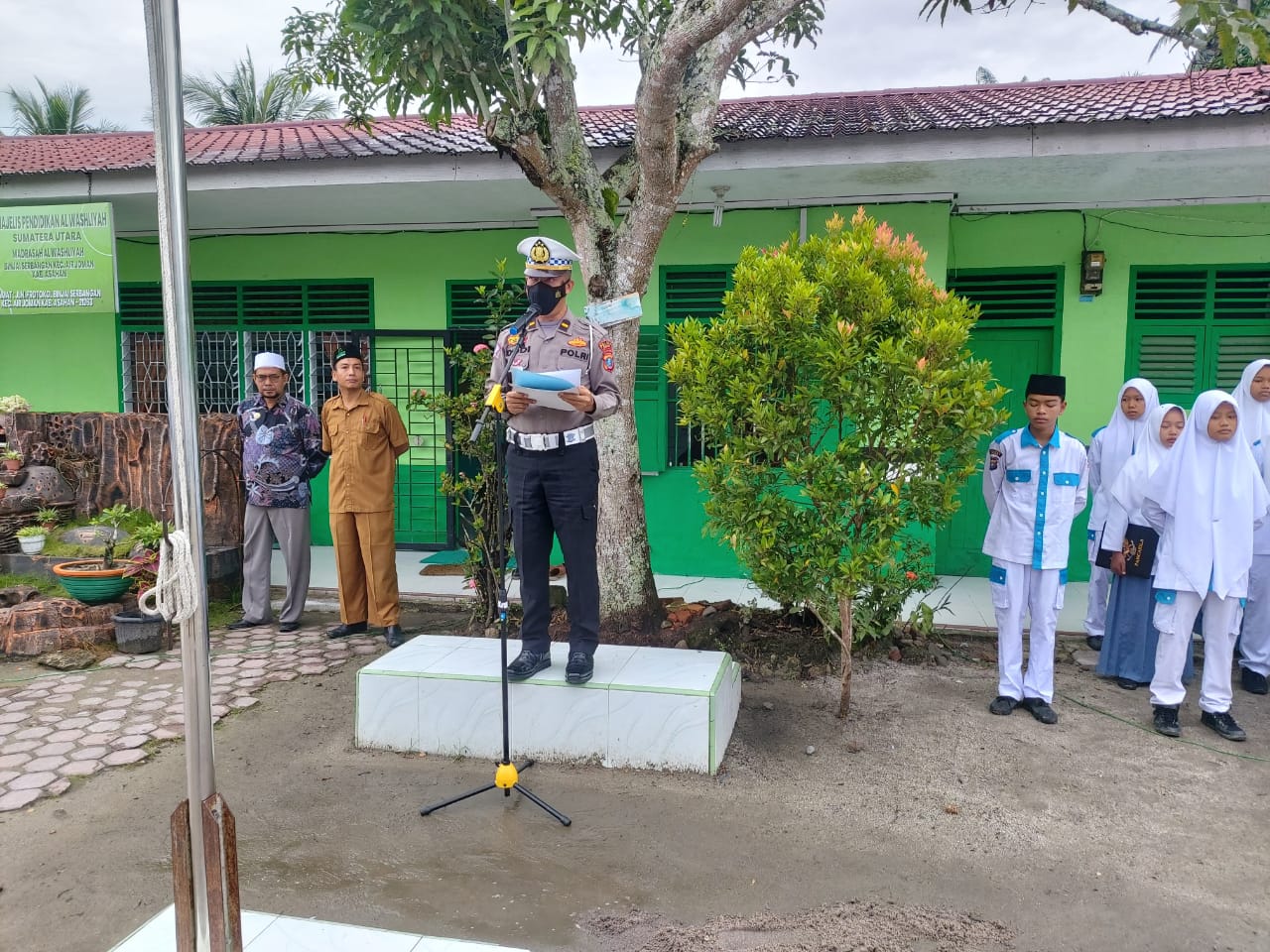 Kamsel Satlantas Polres Asahan Irup di Madrasah Aliyah Al- Jamiyatul Wasliyah Binjai Serbangan Air Joman