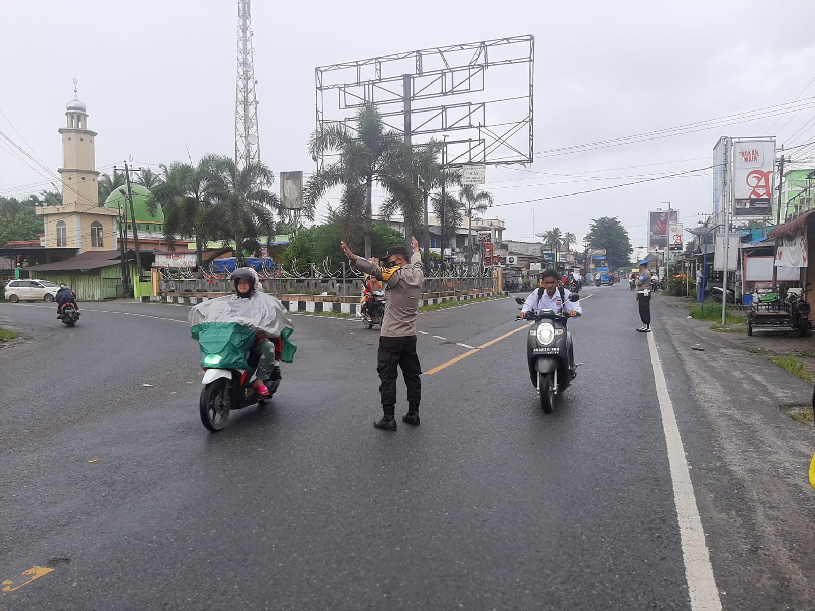 Antisipasi Kemacetan Polsek Simpang Empat laksanakan Gatur Pagi