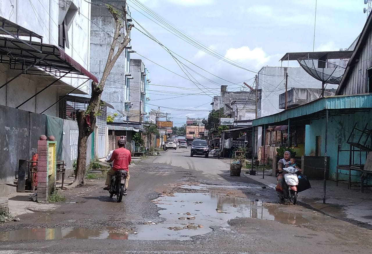 Prihatin,... Genangan Air di Jalan Wahidin Mewarnai Kota Kisaran