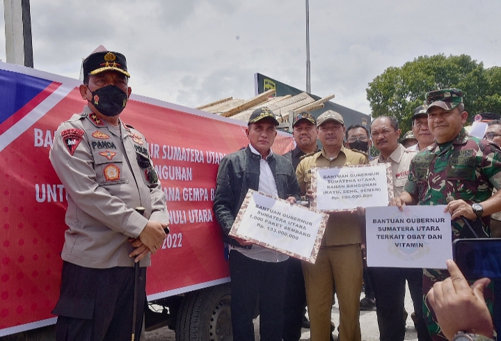 Tinjau Korban Gempa Taput, Gubernur Edy Rahmayadi Serahkan Bantuan Material Bangunan, Sembako dan Obat-obatan
