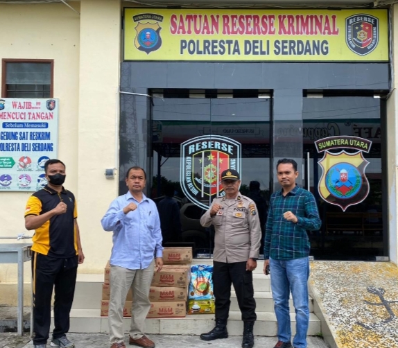 Sat Reskrim Polresta Deli Serdang Bagikan Bansos Kepada Masyarakat Terdampak Kenaikan BBM