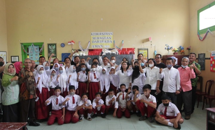 Kolaborasi dengan Forum Wartawan Pemprov, Dinas Kominfo Motivasi dan Serahkan Bantuan ke SDN di Pematangsiantar