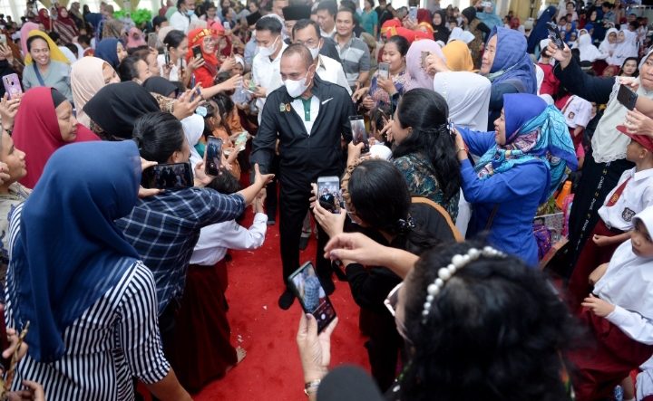 Raih Rekor MURI Kolase Guru Patimpus dari Biji-bijian Edy Rahmayadi Bergembira Bersama Ribuan Siswa TK dan SD