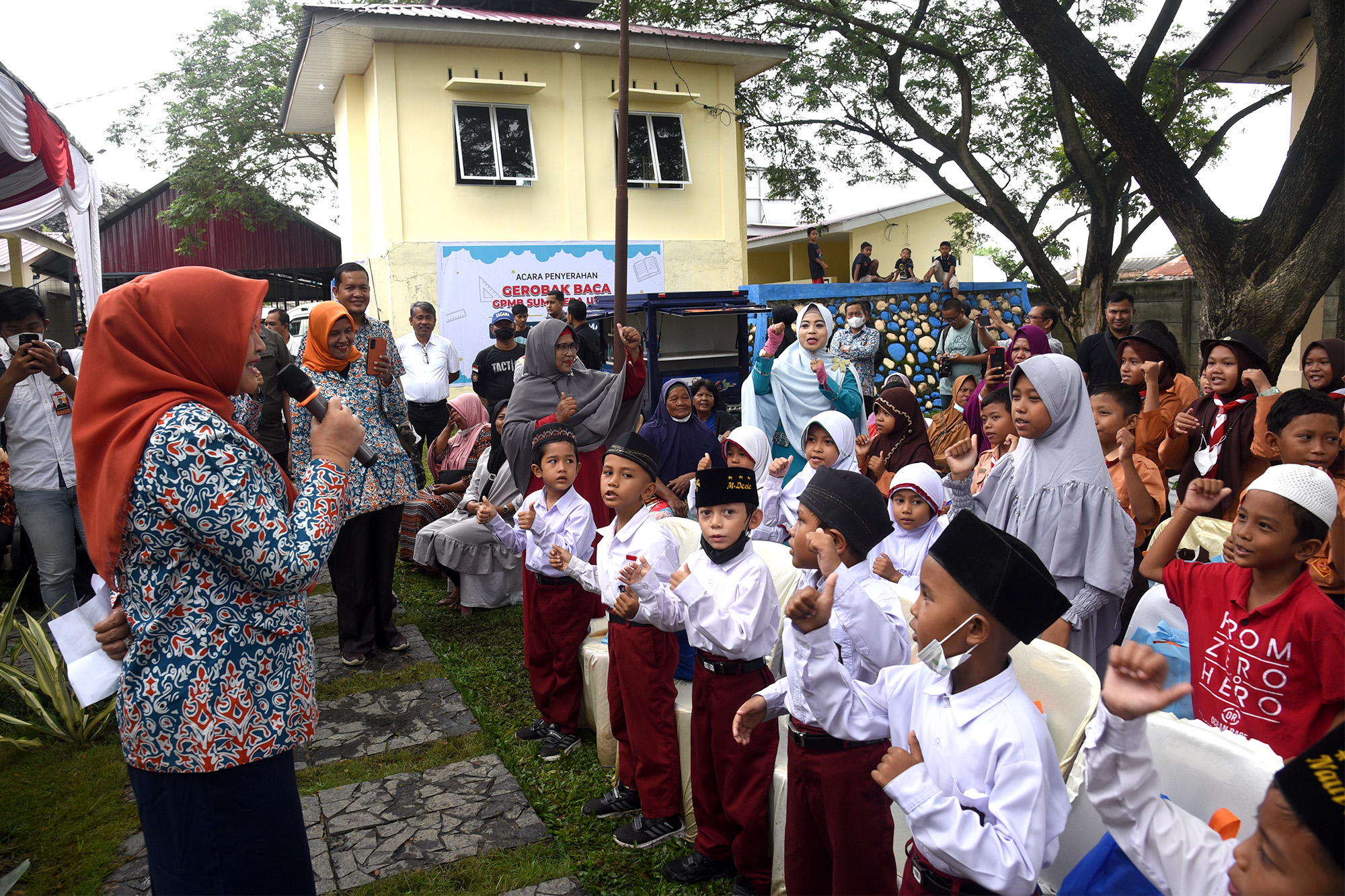 Ketua GPMB Sumut Serahkan  Gerobak Baca dan Bantuan Buku di TPA Terjun