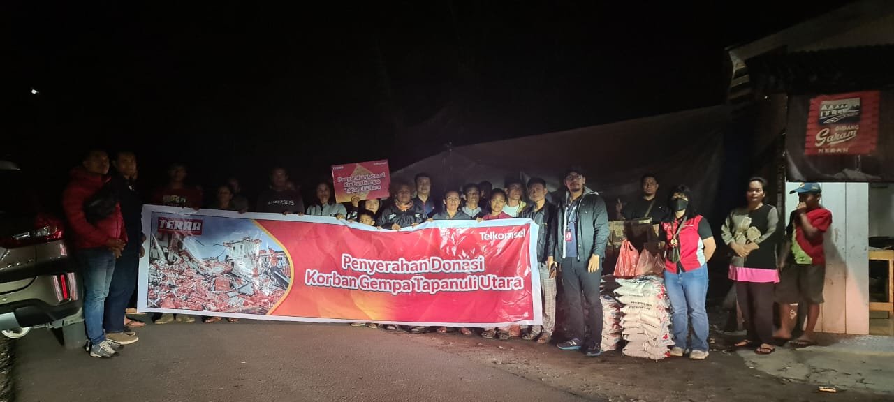 Ajak Pelanggan Berbagi, Telkomsel Serahkan Bantuan CSR dan Kumpulkan Donasi POIN untuk Korban Bencana Gempa Bumi di Tapanuli Utara