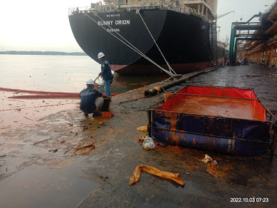 Pipa Bocor, Ribuan Liter Minyak CPO Tumpah Cemari Laut Belawan