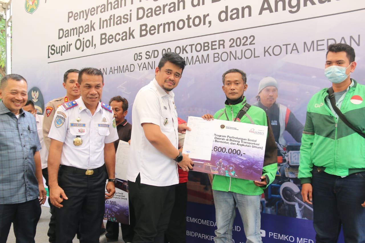 Pemko Medan Serahkan Bantuan Sosial Kepada 17.229 Orang Pengemudi Ojol, Betor, dan Angkot.