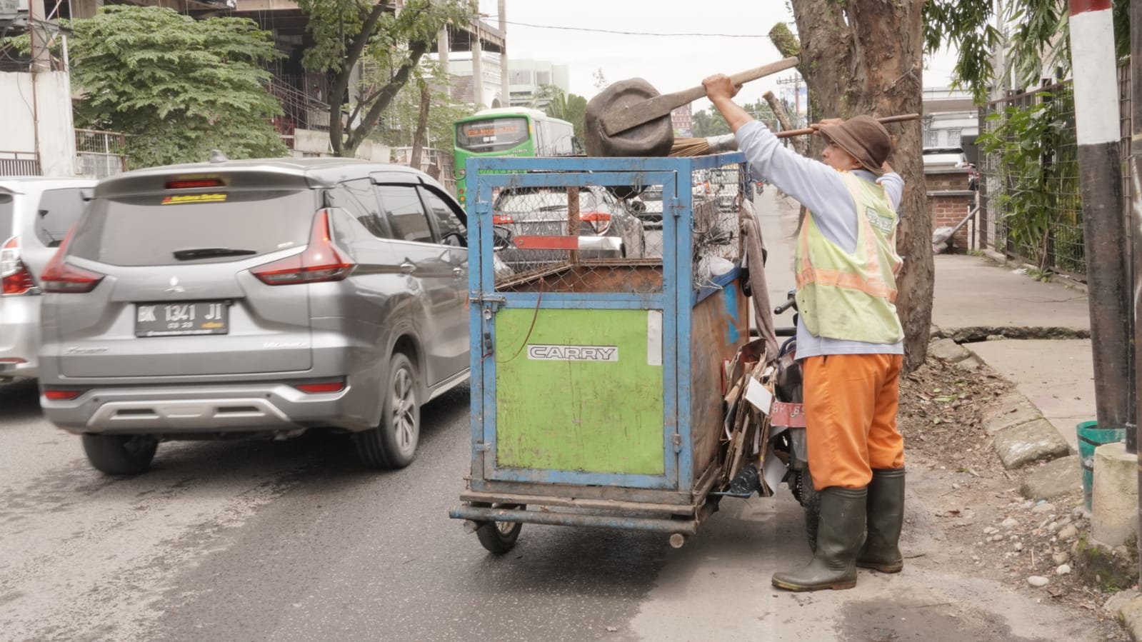 Pasukan Melati & Bestari, Tak Kenal Lelah Bersihkan Sampah