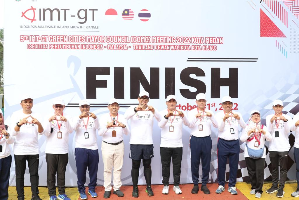 Bersama Wali Kota-Wali Kota Â Peserta Pertemuan IMT GT, Bobby Nasution Tanam Pohon di Taman Gajah Mada