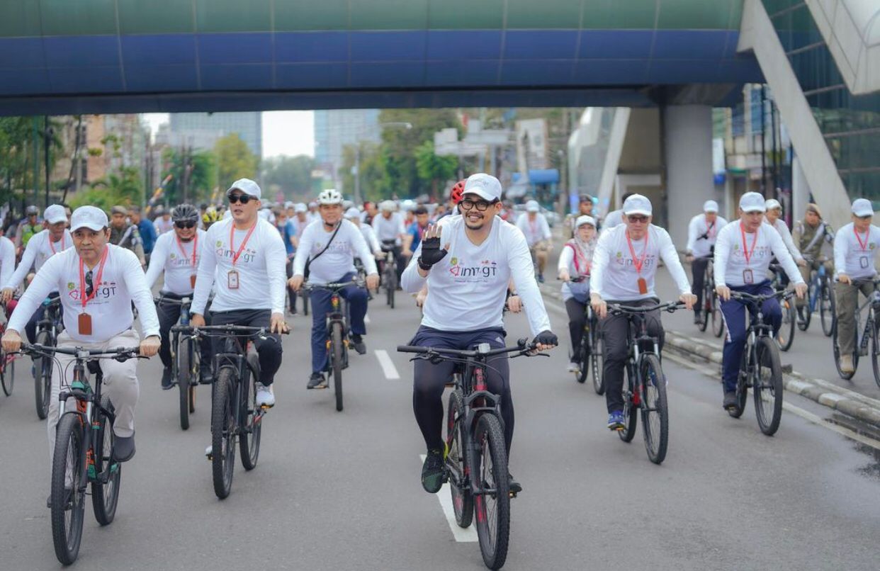 Bobby Nasution Bersepeda Santai dengan Wali Kota-Wali Kota Peserta Pertemuan ke-5 IMT GT