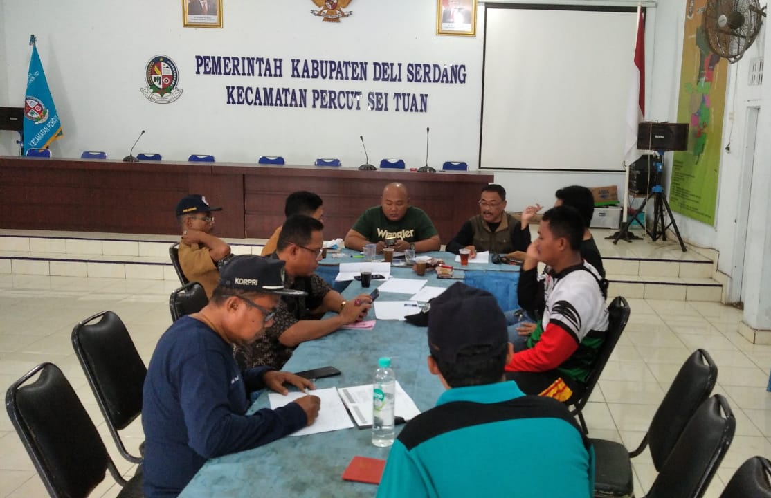 Respon Cepat Atasi Solusi Banjir, Camat Percut Seituan Pimpin Rapat Kordinasi Bersama Staf dan Anggota
