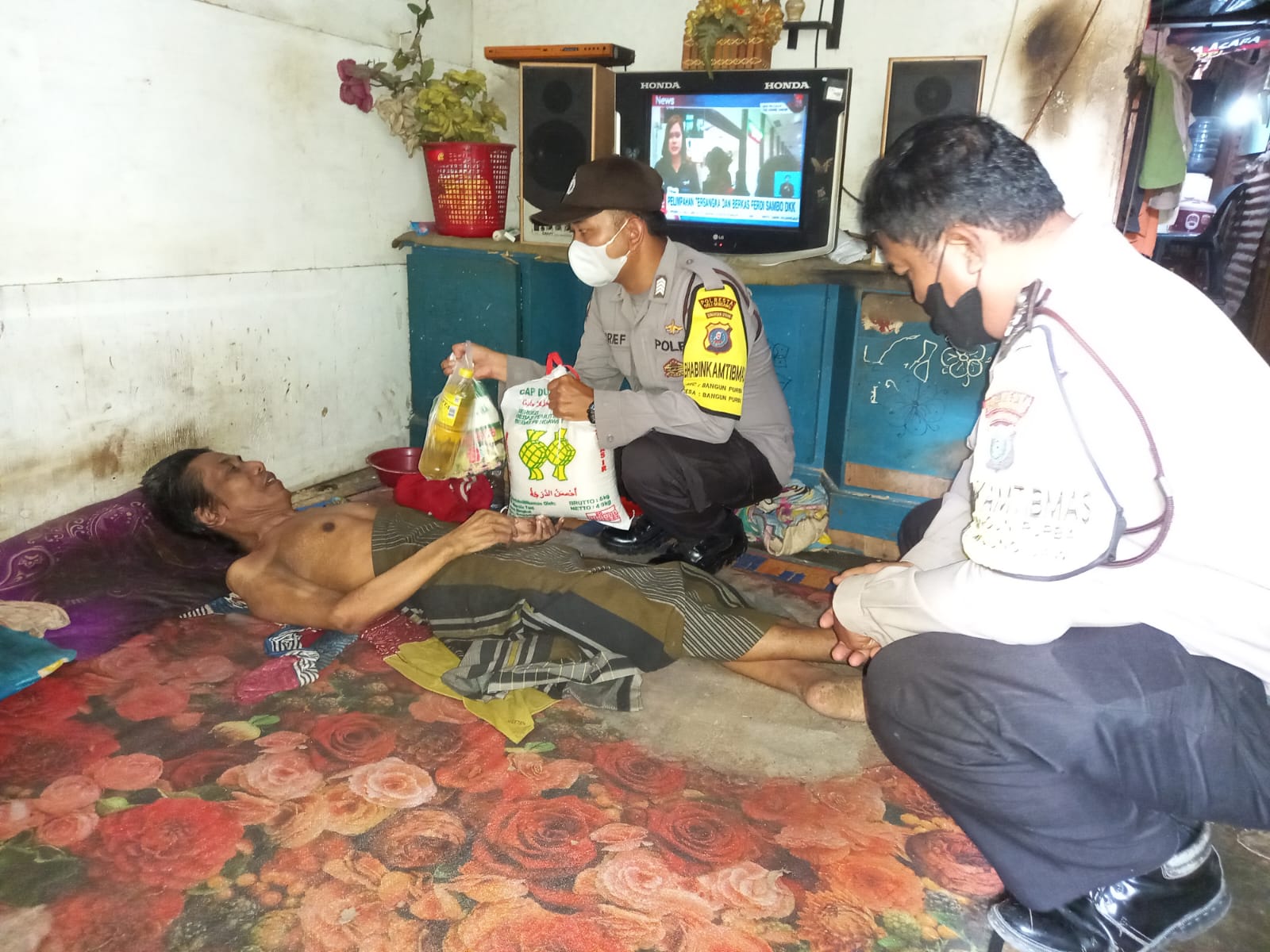 Polsek Bangun Purba Polresta Deli Serdang Bagikan Bansos Kepada Masyarakat Wujud Kepedulian Untuk Ringankan Beban Masyarakat Akibat Naiknya Harga BBM