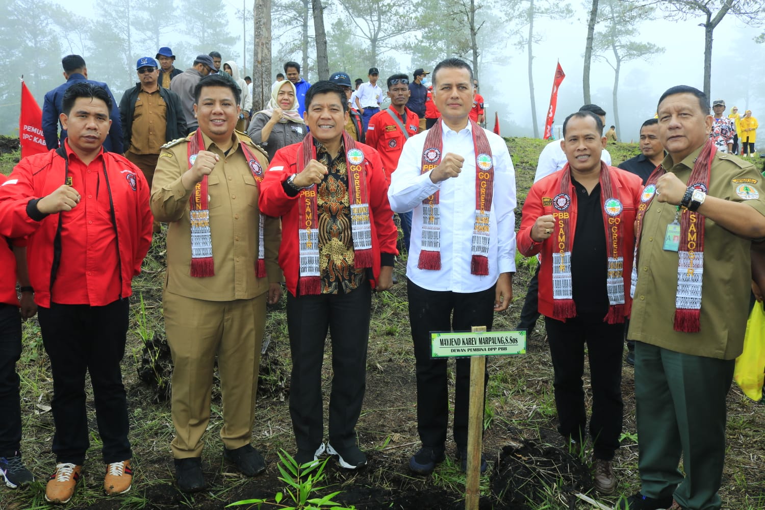 Bupati Samoair hadiri Aksi Go Green Hijaukan Samosir oleh PBB Melalui Penanaman 10.000 Pohon di Objek Wisata Togaraja.