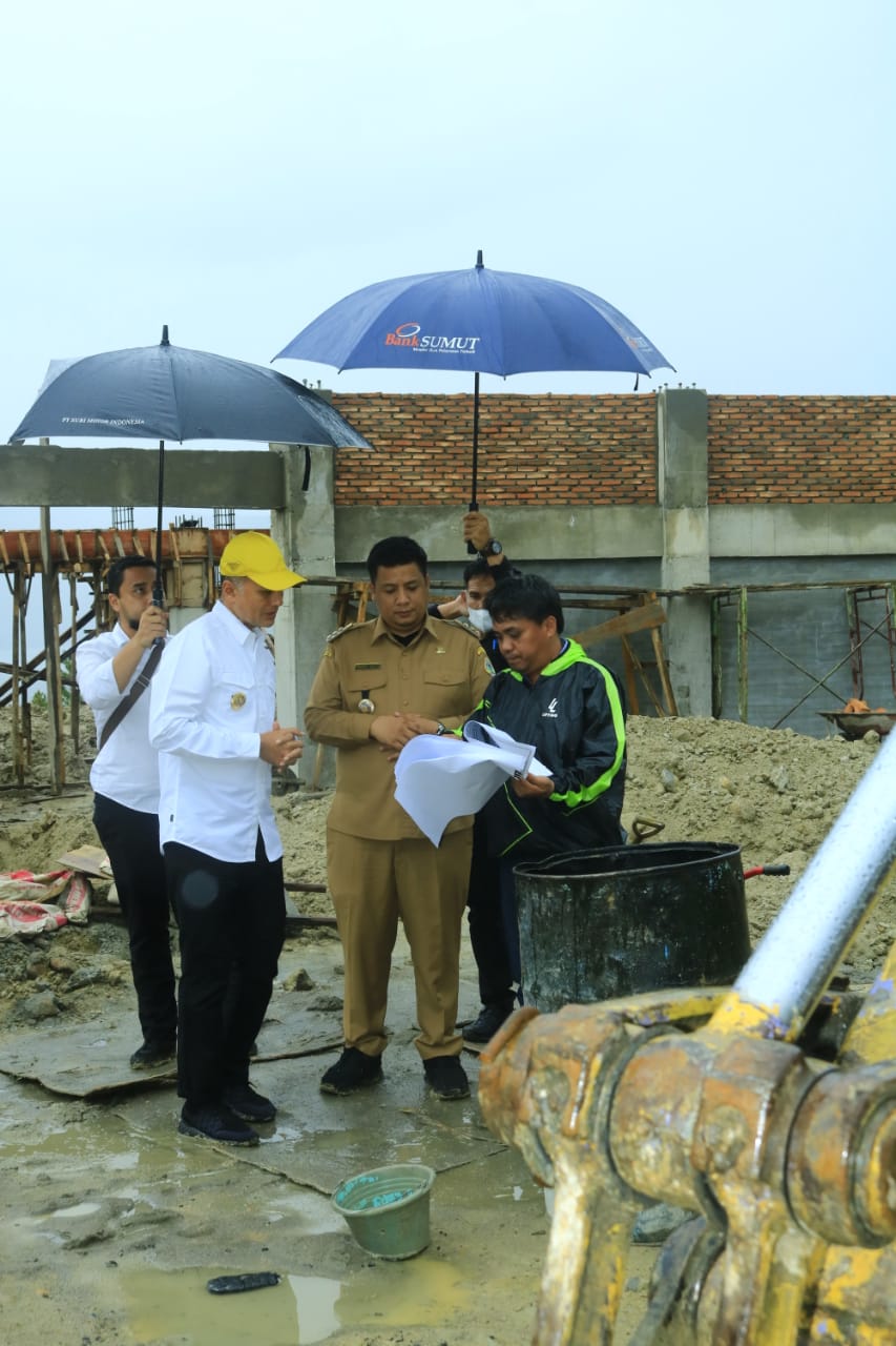 Wagubsu bersama Bupati Samosir Monitoring Pembangunan GOR Samosir.