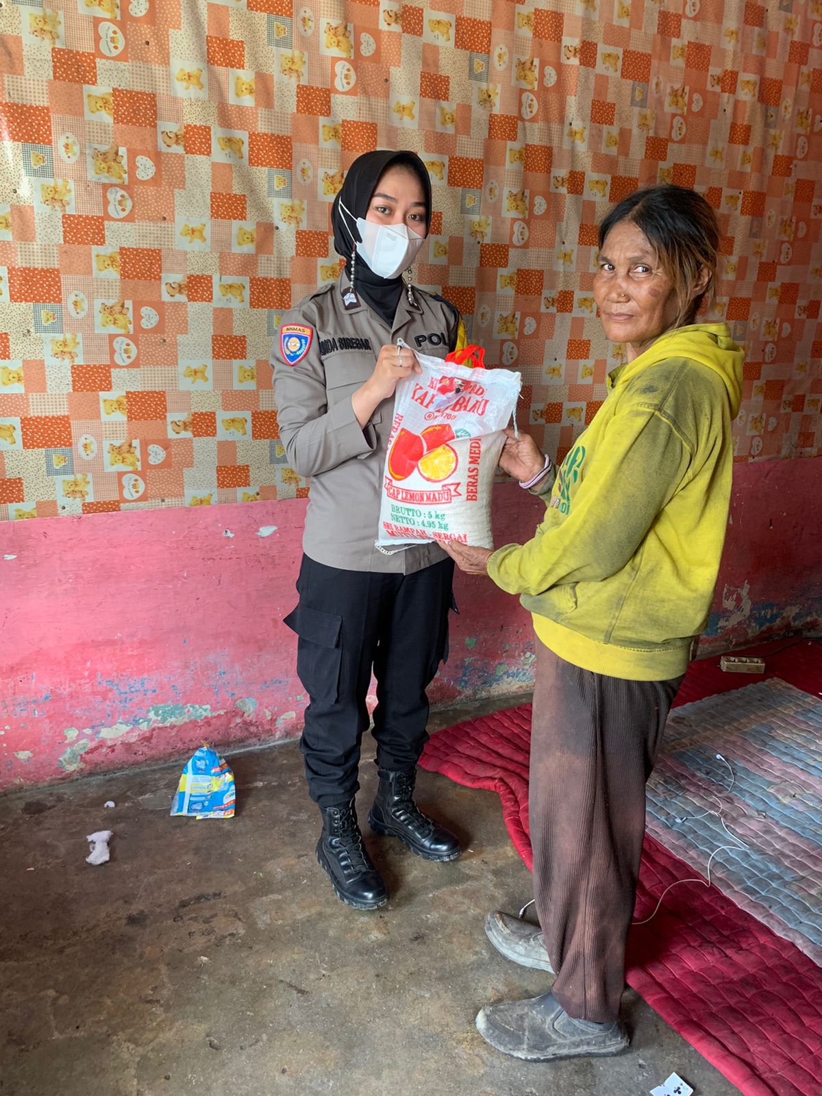 Ringankan Beban Akibat Dampak Kenaikan BBM, Polsek Kota Kisaran Bagi Beras