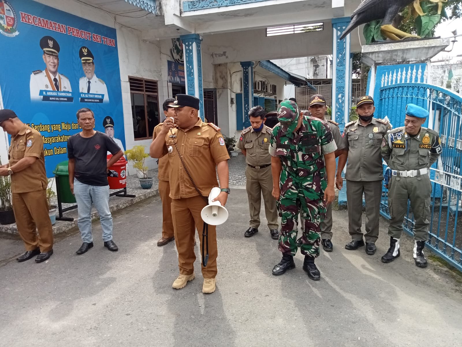 Camat Percut Seituan Pimpin Penertiban Pedagang K-5 di Pajak Gambir Tembung