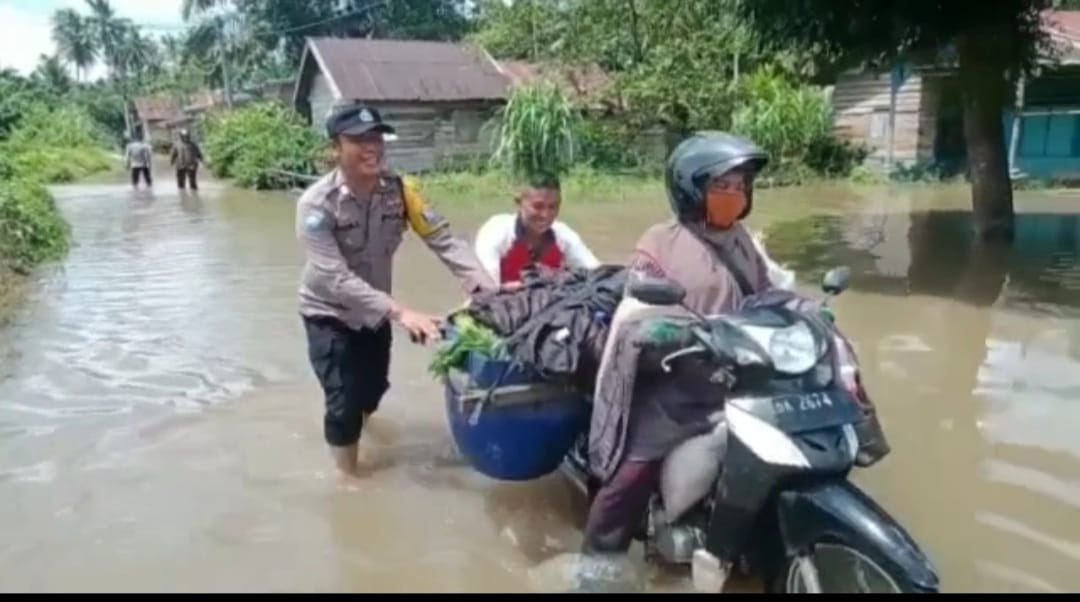 Bhabinkamtibmas Polsek Air Joman, Rela Basah Demi Bantu Warga