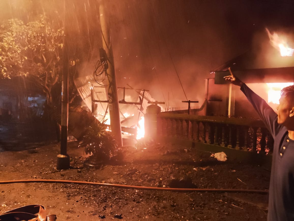 Gempar, Empat Unit Rumah Berderet Tengah Malam Terbakar Di Hapinis Batunadua