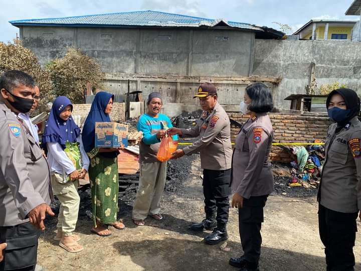 Polres Padangsidempuan Serahkan Bansos Dua Kepala Keluarga Korban Kebakaran