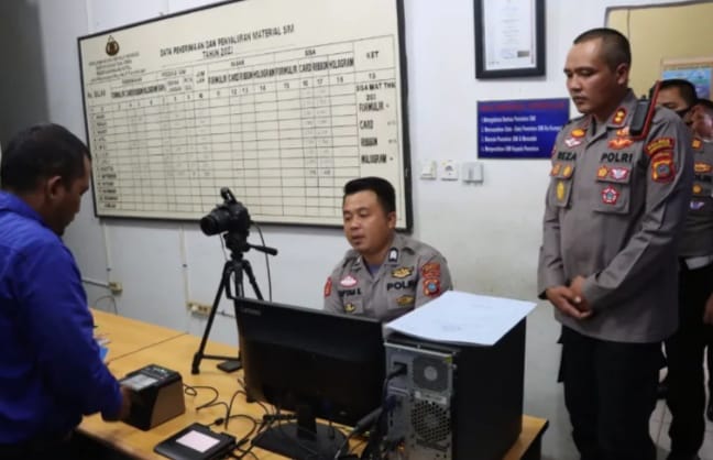 KAPOLRES MADINA : â€œUTAMAKAN SENYUM, SALAM DAN SAPA, SAAT MASYARAKAT HENDAK MENGURUS SIMâ€