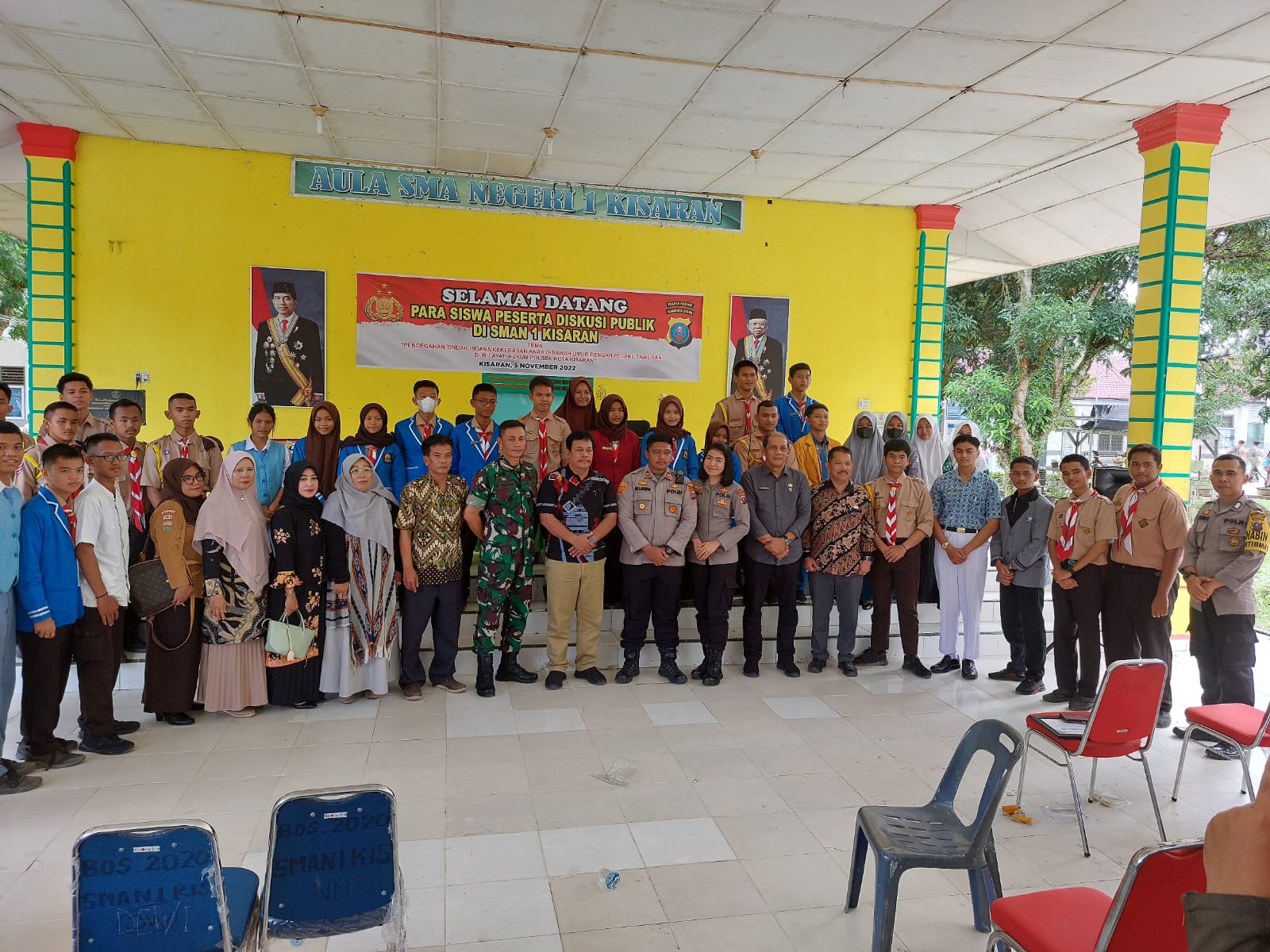 Sub Sektor Meranti Bersama Bhabinkamtibmas. Bantu Warga Buat Tanggul Aliran Sungai