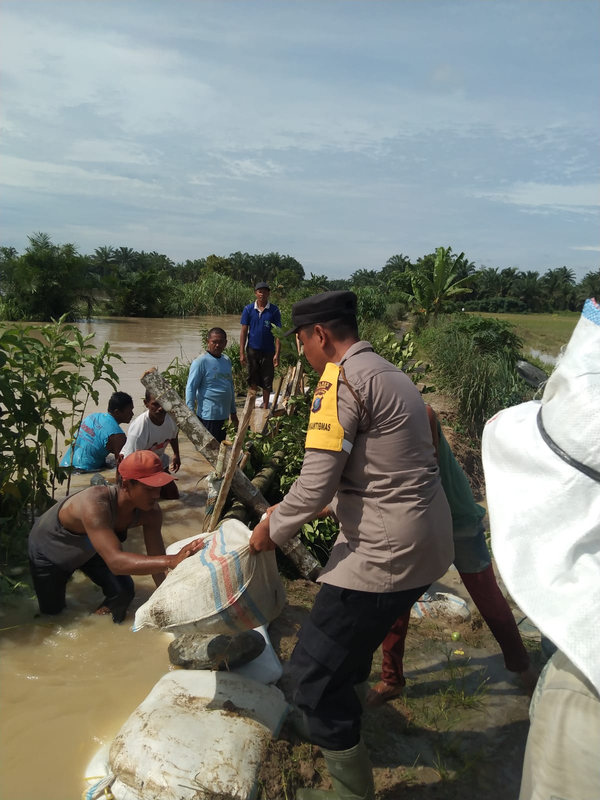 Sub Sektor Meranti Bersama Bhabinkamtibmas. Bantu Warga Buat Tanggul Aliran Sungai