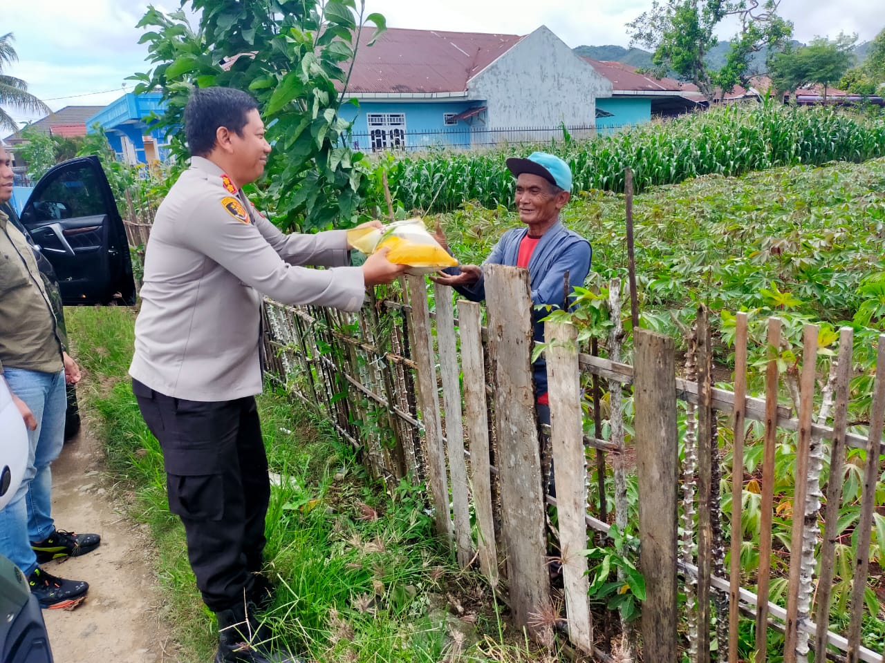 Kapolres Padangsidempuan Turun Langsung Bagikan Bansos