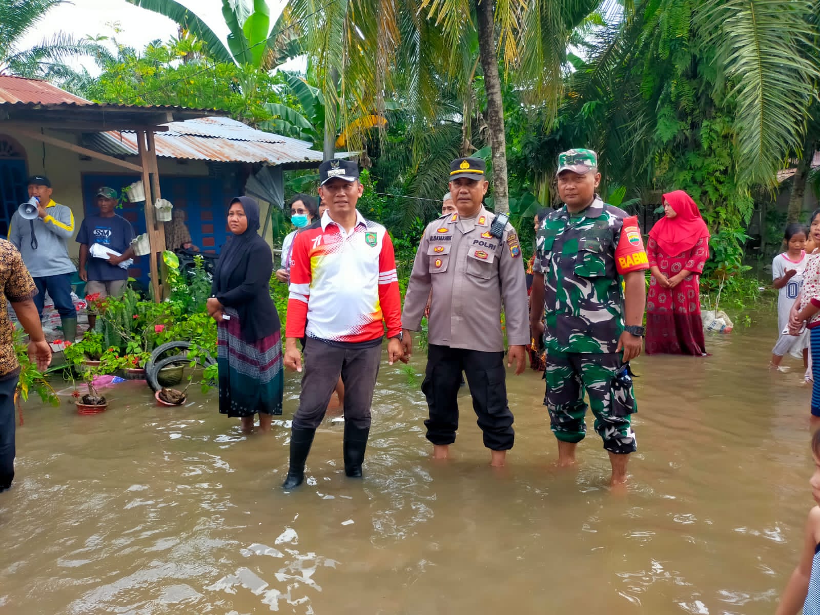 AKP Rusli Damanik Perduli, Ini Sembako Yang Diberikan Dengan Korban Banjir