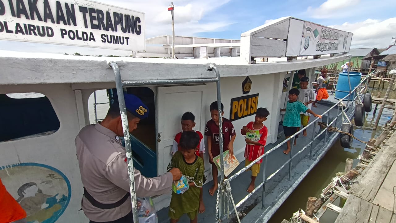 Sediakan Perpustakaan Terapung, Dit Pol Airud Polda Sumut Ajak Anak Nelayan Baca Buku