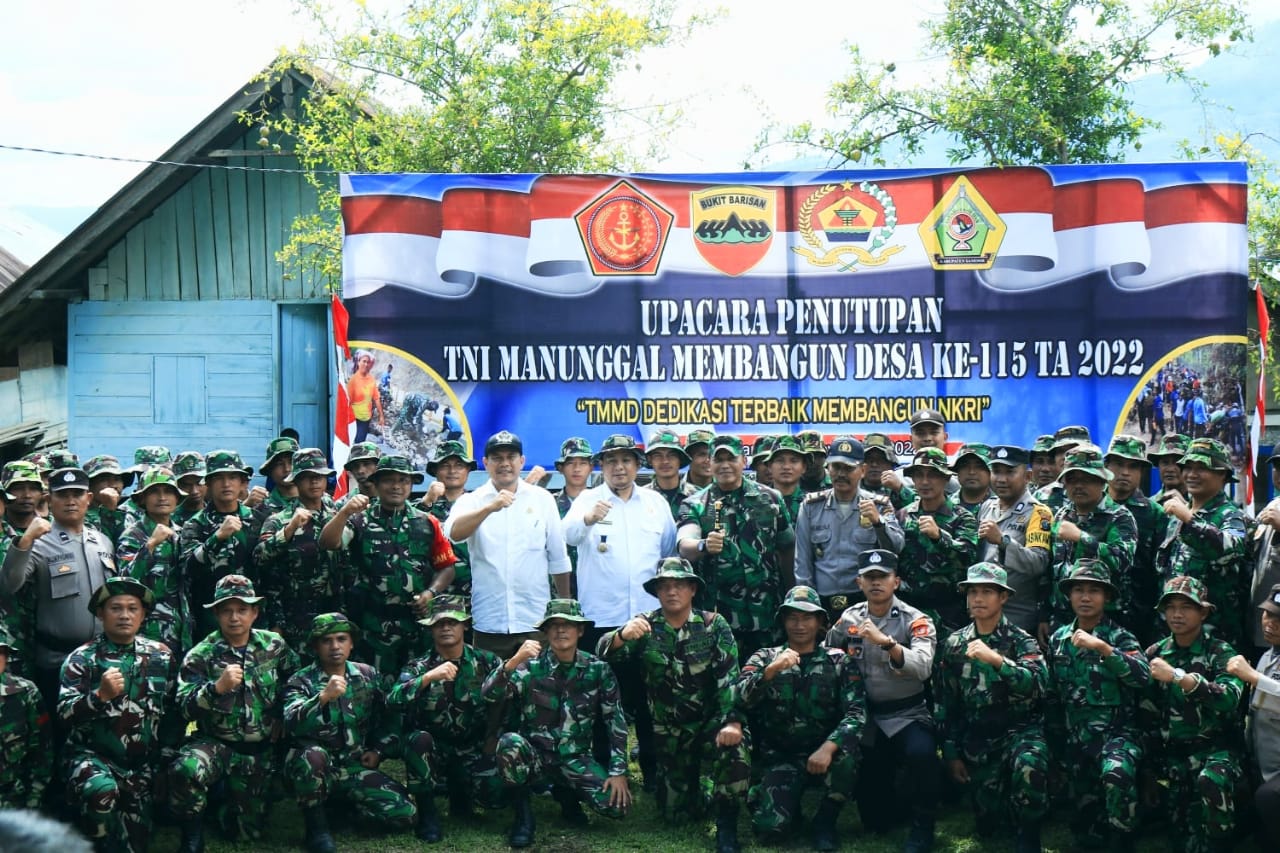 PENUTUPAN TMMD KE-115 DI SAMOSIR, DANREM 023/KS BERSAMA BUPATI SAMOSIR GUNTING PITA PEMBUKAAN JALAN BARU