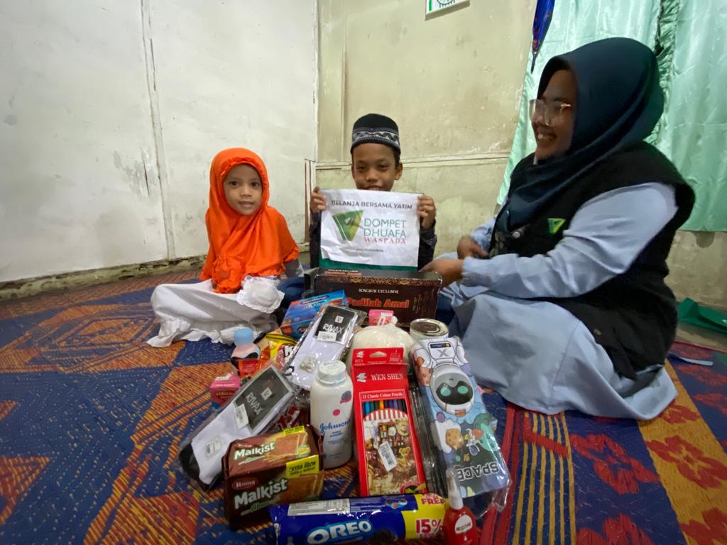 Belanja Bareng Yatim DD Waspada, Belikan Peci Baru Untuk Fajar