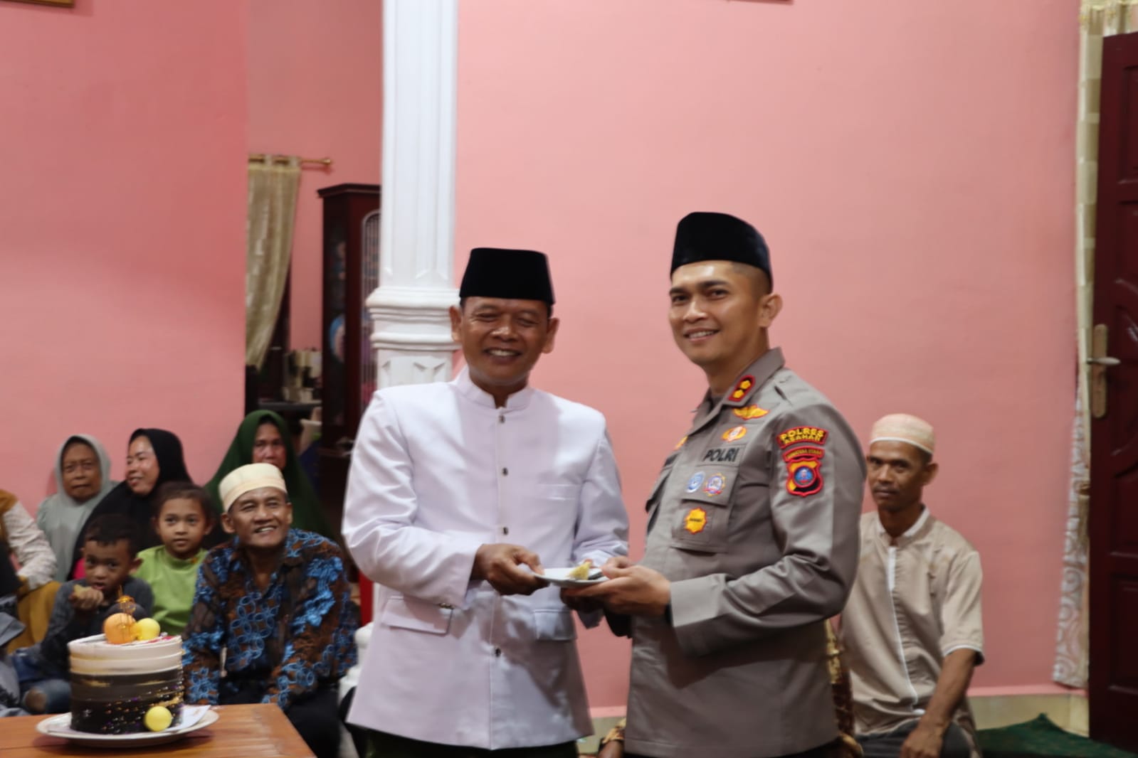 Kapolres Dan Pengurus NU kabupaten Asahan Jalinsilaturahmi Yang Baik,  Kapolres Dapat Kejutan Dari Ketua NU Kabupaten Asahan