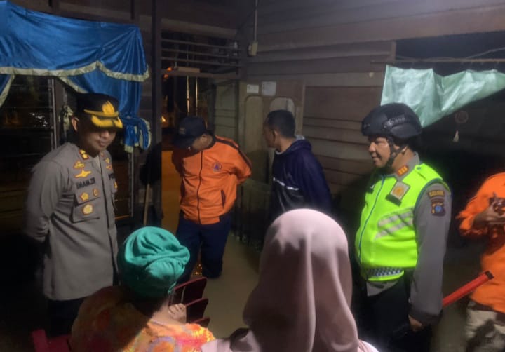Kapolres Tapsel Dengar Keluhan Warga Korban Banjir