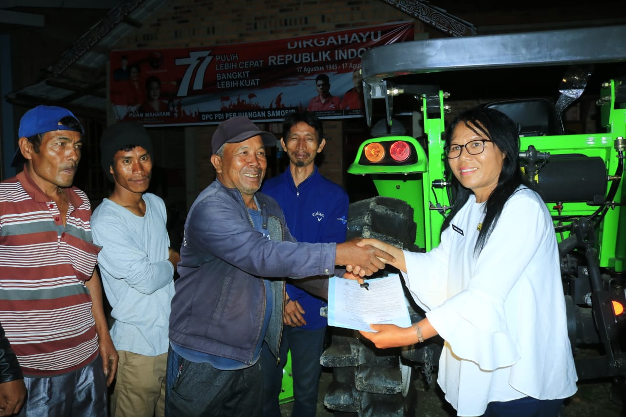 PEMKAB SAMOSIR SERAHKAN TRAKTOR BANTUAN KEMENTAN RI KEPADA KELOMPOK TANI